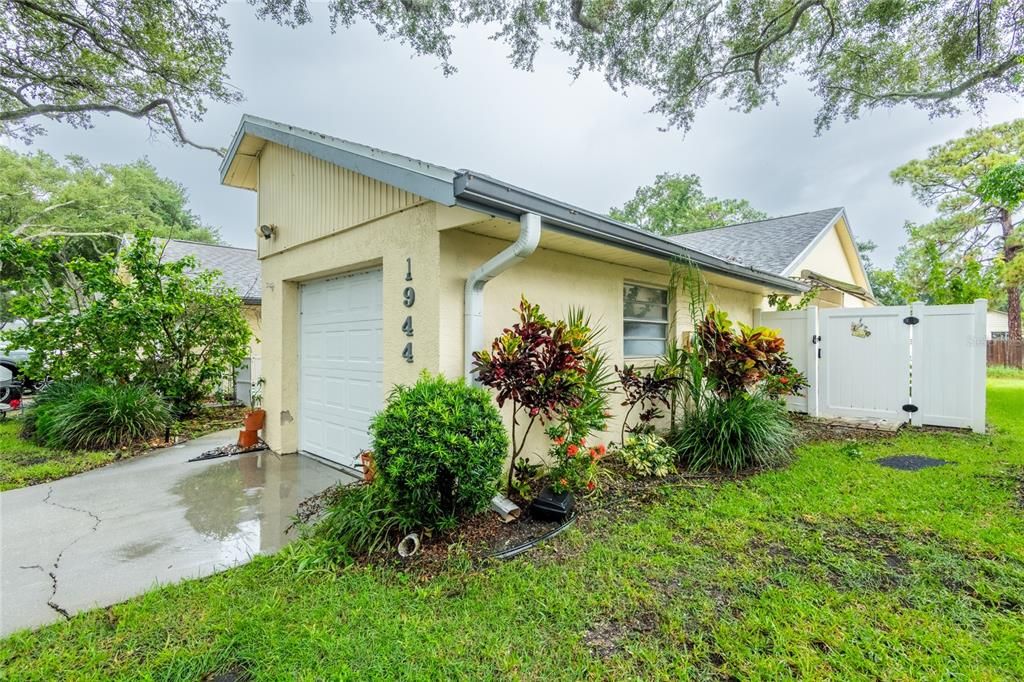 For Sale: $220,000 (2 beds, 2 baths, 815 Square Feet)