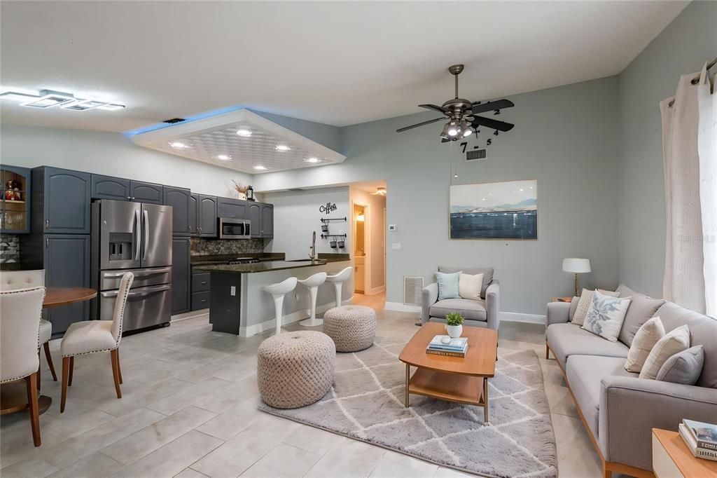 For Sale: $220,000 (2 beds, 2 baths, 815 Square Feet)