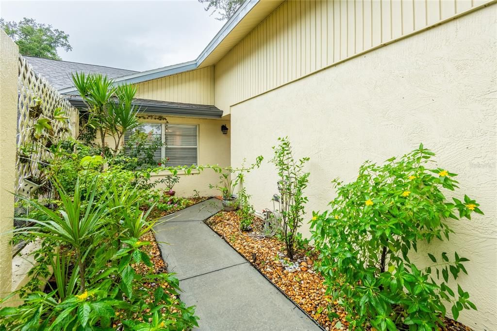 For Sale: $220,000 (2 beds, 2 baths, 815 Square Feet)