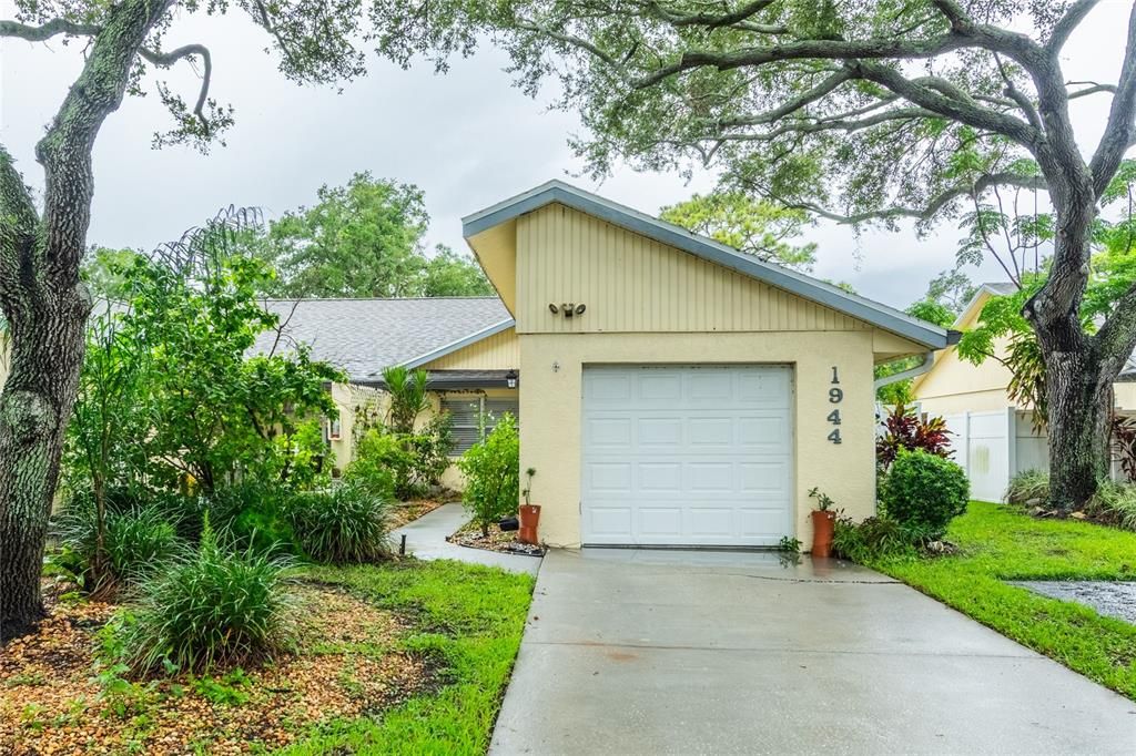 For Sale: $220,000 (2 beds, 2 baths, 815 Square Feet)