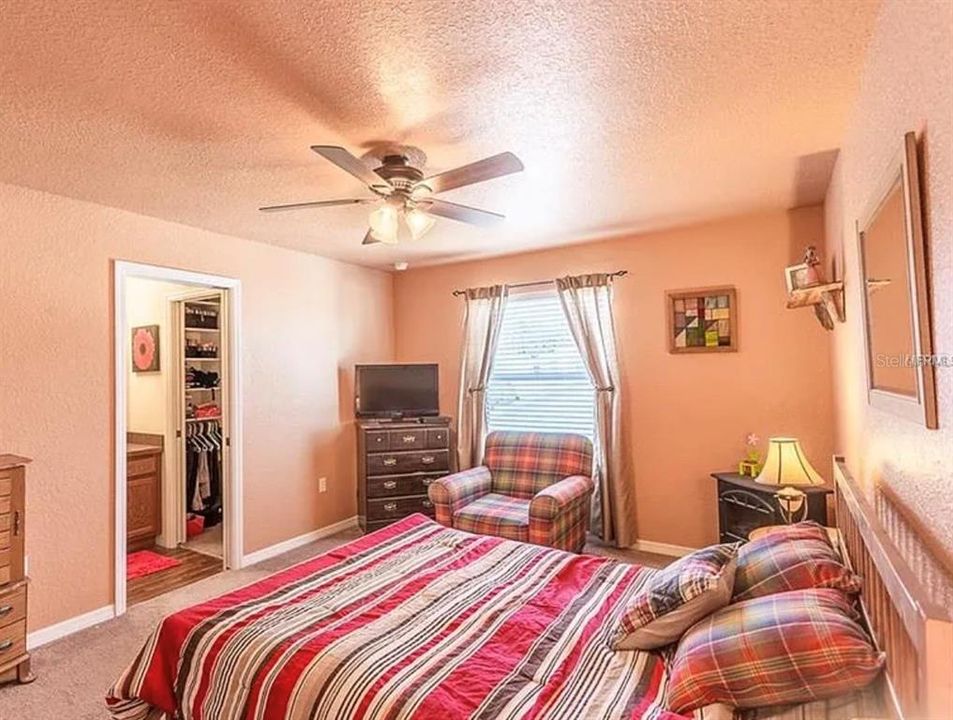 En Venta: $265,000 (4 camas, 3 baños, 1912 Pies cuadrados)