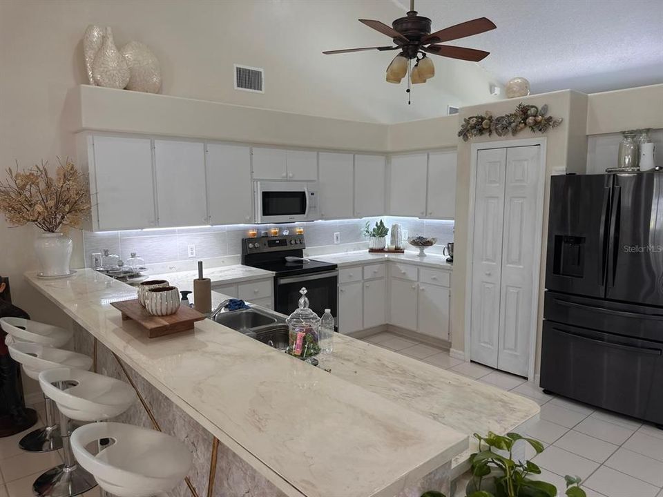 На продажу: $400,000 (3 спален, 2 ванн, 2074 Квадратных фут)
