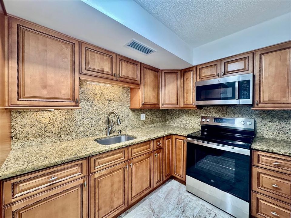 For Sale: $249,000 (1 beds, 1 baths, 728 Square Feet)