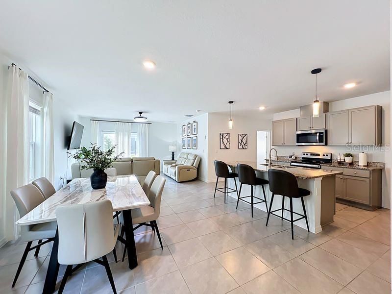 For Sale: $407,000 (5 beds, 3 baths, 2522 Square Feet)