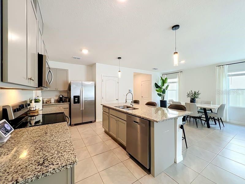 For Sale: $407,000 (5 beds, 3 baths, 2522 Square Feet)