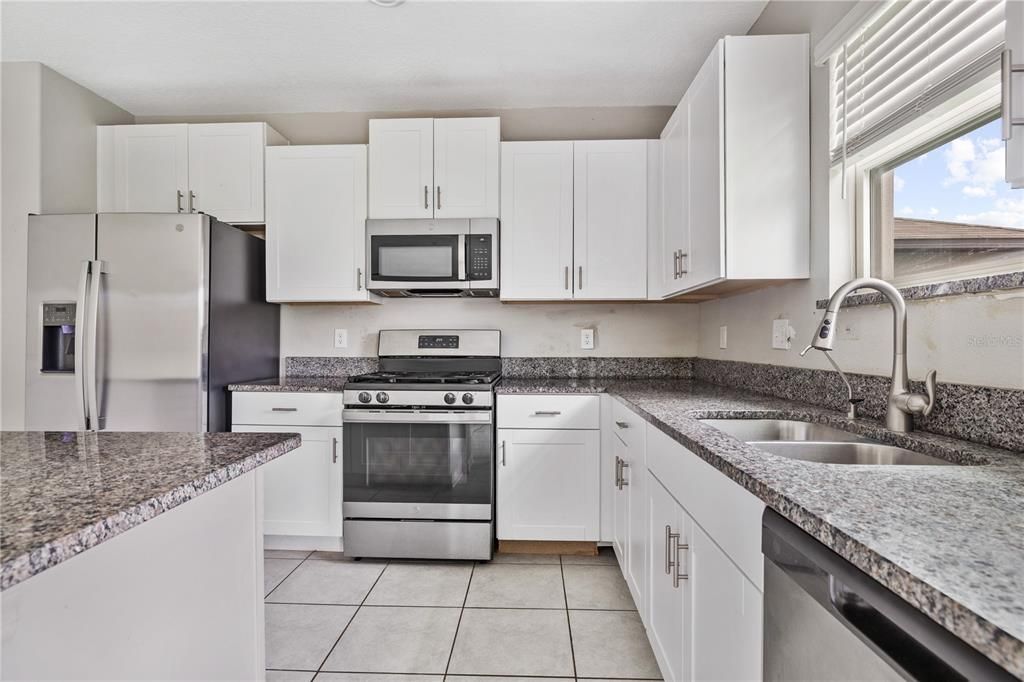En Venta: $399,900 (4 camas, 2 baños, 2635 Pies cuadrados)