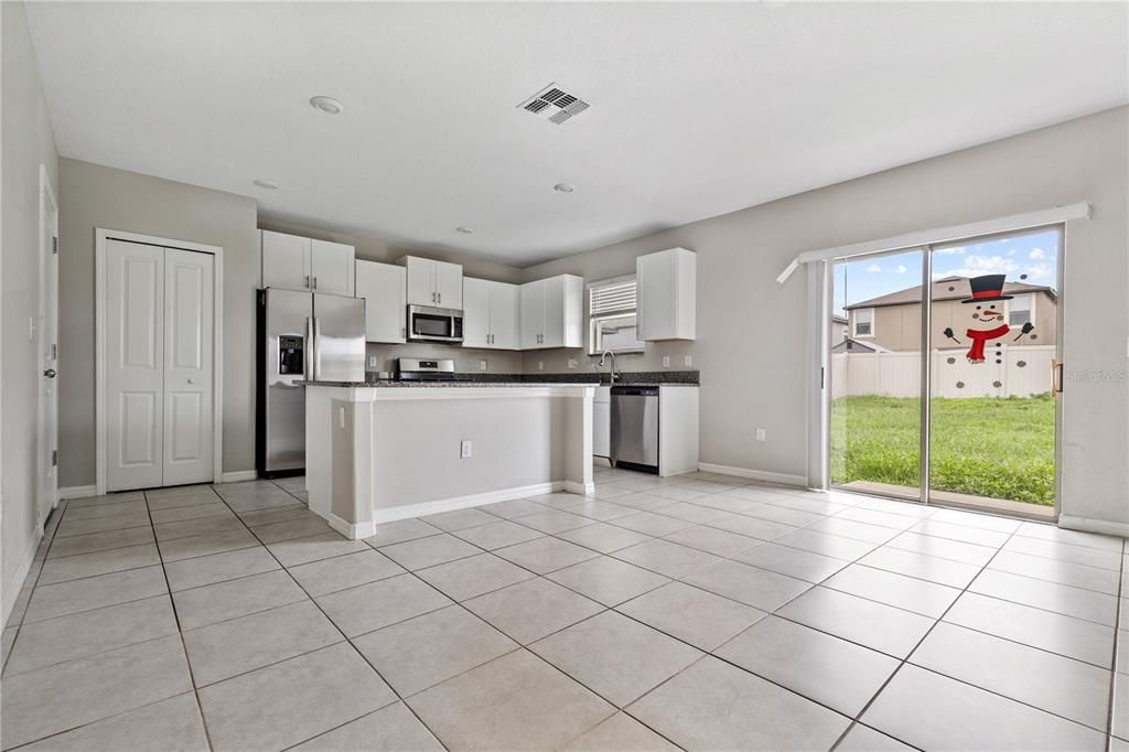 En Venta: $399,900 (4 camas, 2 baños, 2635 Pies cuadrados)