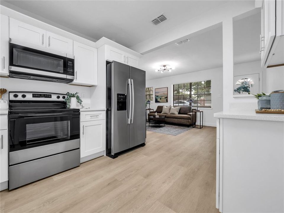 For Sale: $314,900 (2 beds, 2 baths, 876 Square Feet)