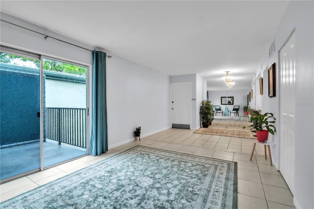 For Rent: $1,375 (2 beds, 1 baths, 813 Square Feet)