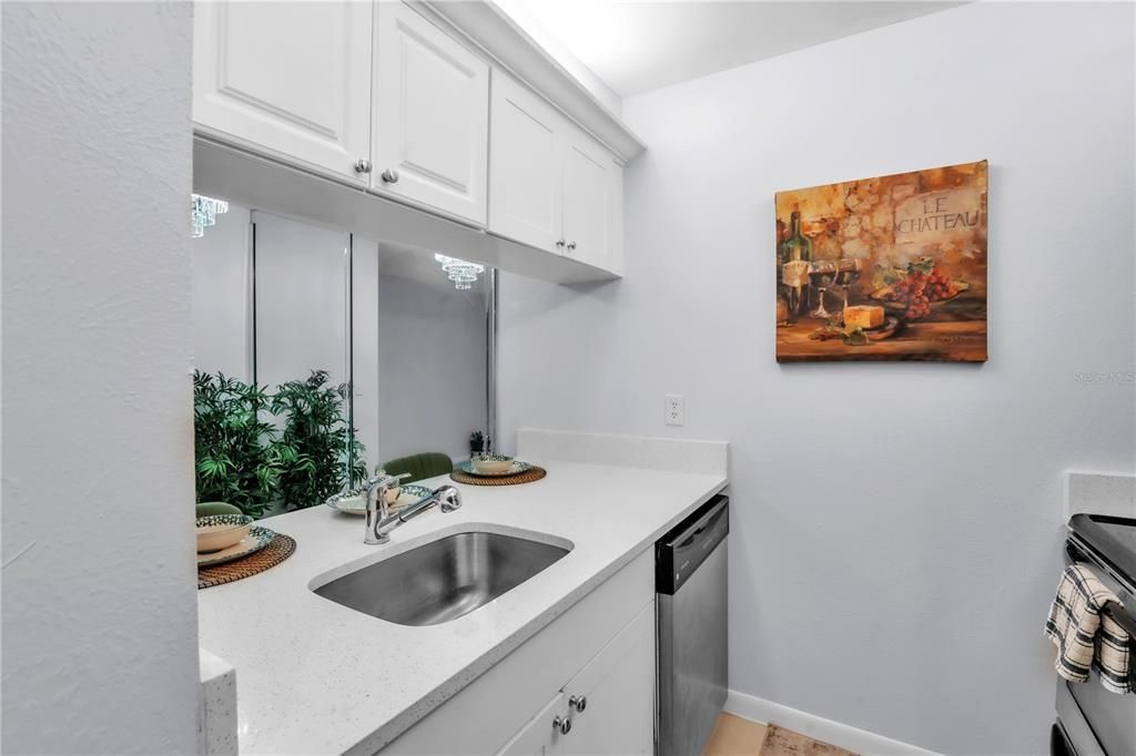 For Rent: $1,375 (2 beds, 1 baths, 813 Square Feet)
