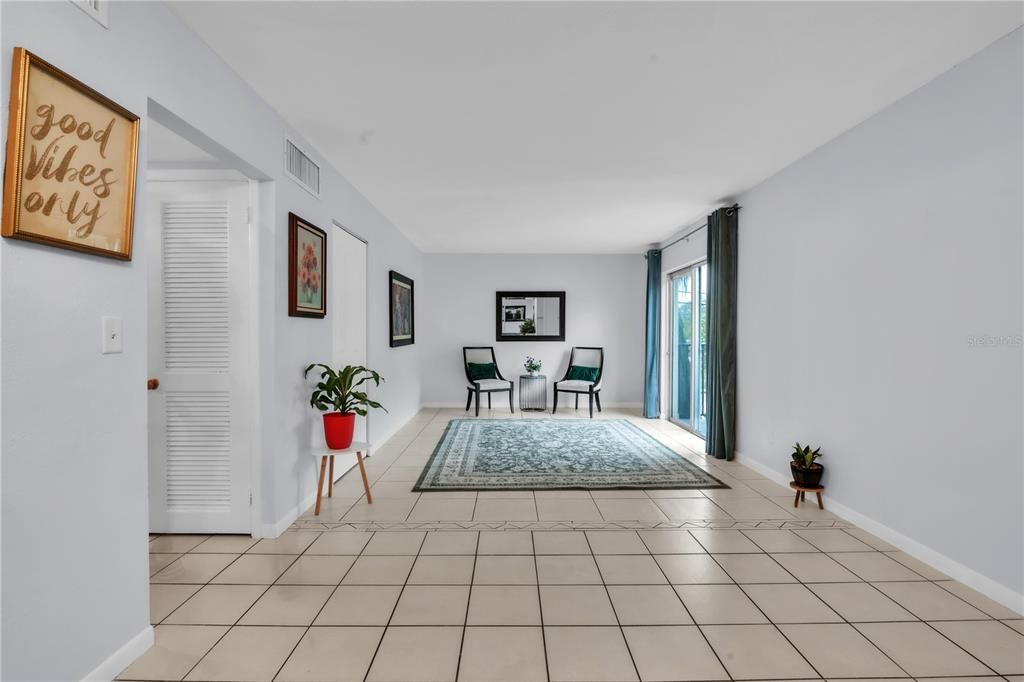 For Rent: $1,375 (2 beds, 1 baths, 813 Square Feet)