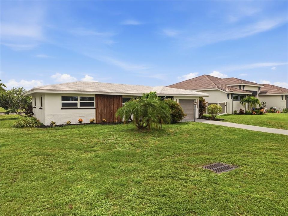 For Sale: $469,000 (2 beds, 1 baths, 1029 Square Feet)
