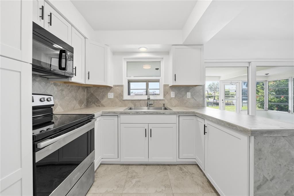 For Sale: $469,000 (2 beds, 1 baths, 1029 Square Feet)