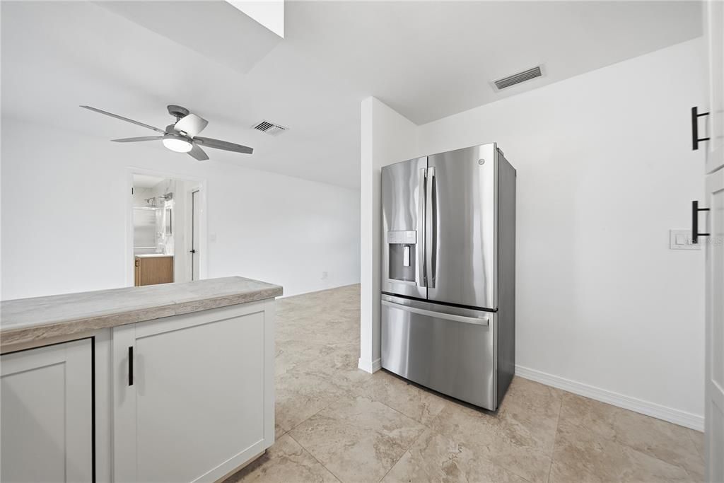 For Sale: $469,000 (2 beds, 1 baths, 1029 Square Feet)