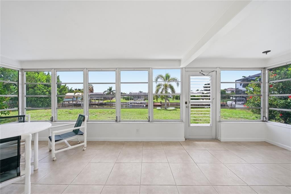 For Sale: $469,000 (2 beds, 1 baths, 1029 Square Feet)
