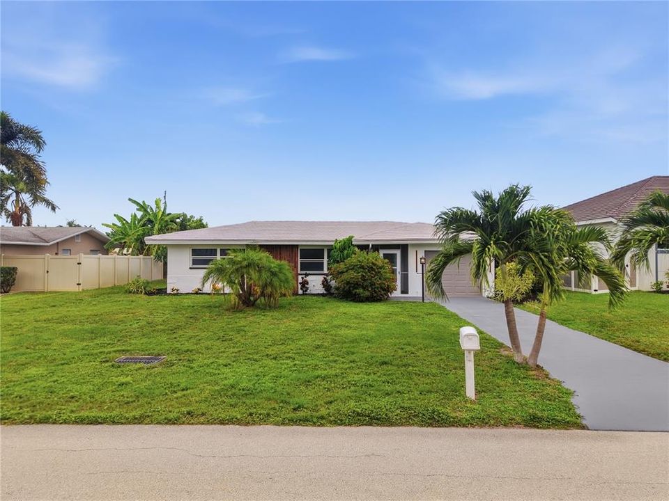 For Sale: $469,000 (2 beds, 1 baths, 1029 Square Feet)