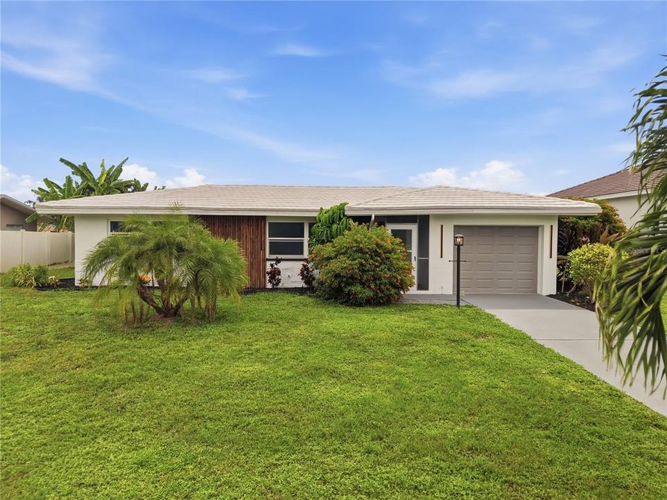 For Sale: $469,000 (2 beds, 1 baths, 1029 Square Feet)