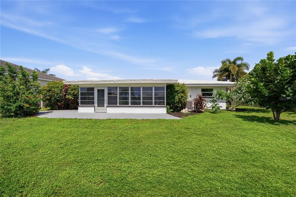 For Sale: $469,000 (2 beds, 1 baths, 1029 Square Feet)