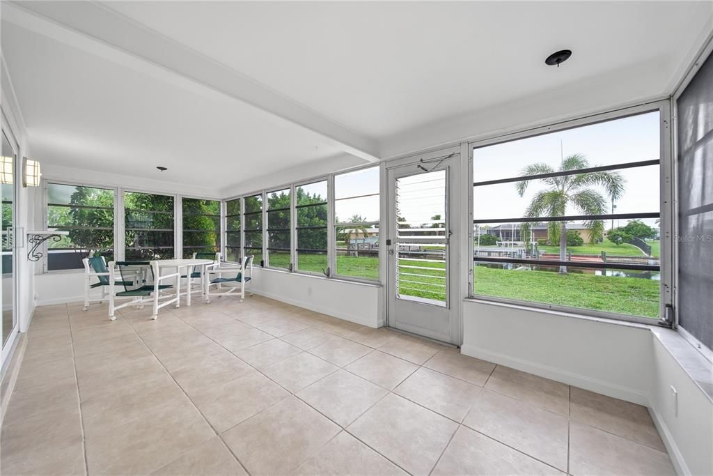 For Sale: $469,000 (2 beds, 1 baths, 1029 Square Feet)
