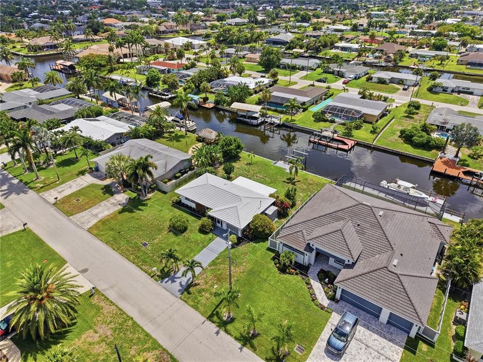 For Sale: $469,000 (2 beds, 1 baths, 1029 Square Feet)