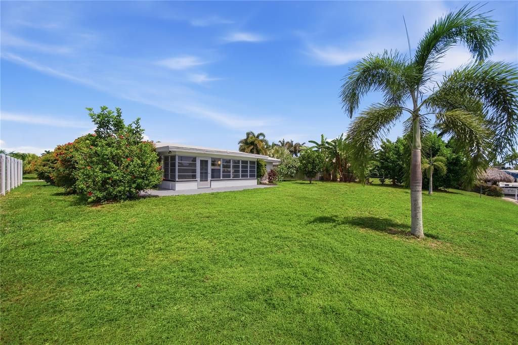 For Sale: $469,000 (2 beds, 1 baths, 1029 Square Feet)