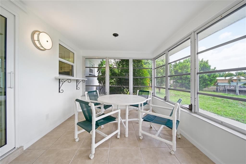 For Sale: $469,000 (2 beds, 1 baths, 1029 Square Feet)