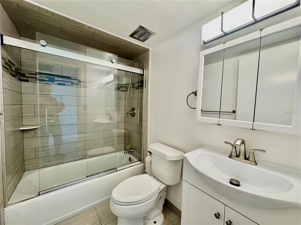 For Rent: $1,650 (1 beds, 1 baths, 960 Square Feet)