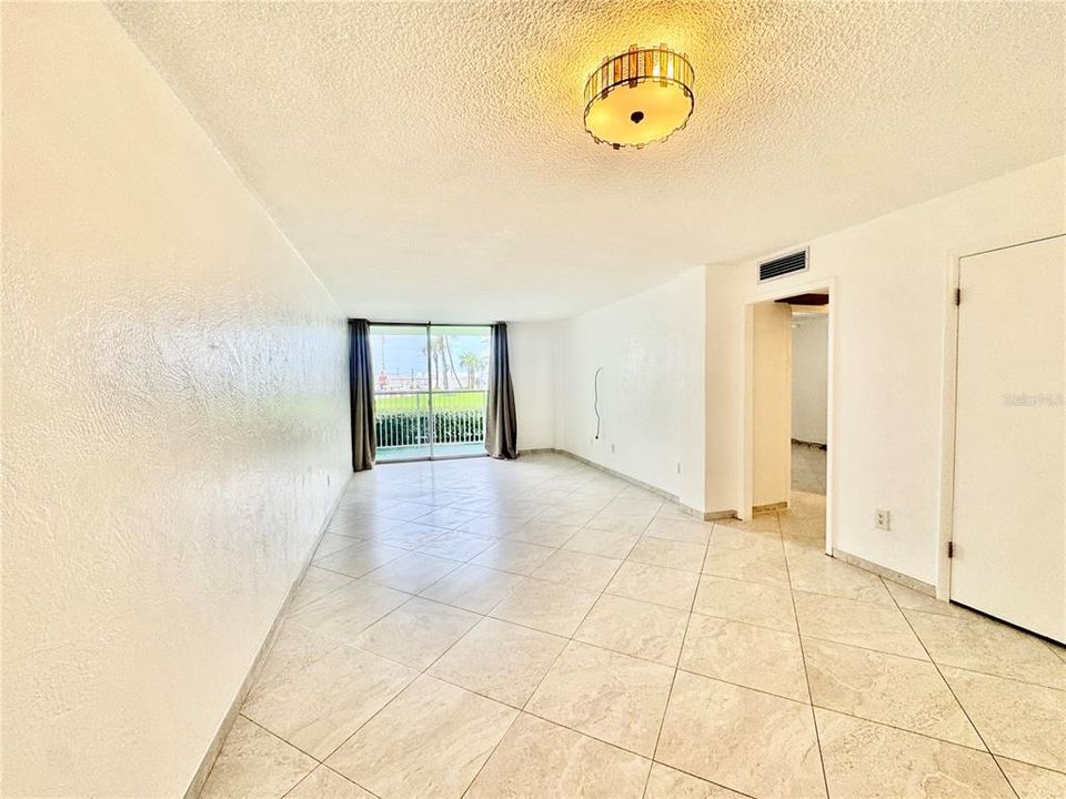 For Rent: $1,650 (1 beds, 1 baths, 960 Square Feet)