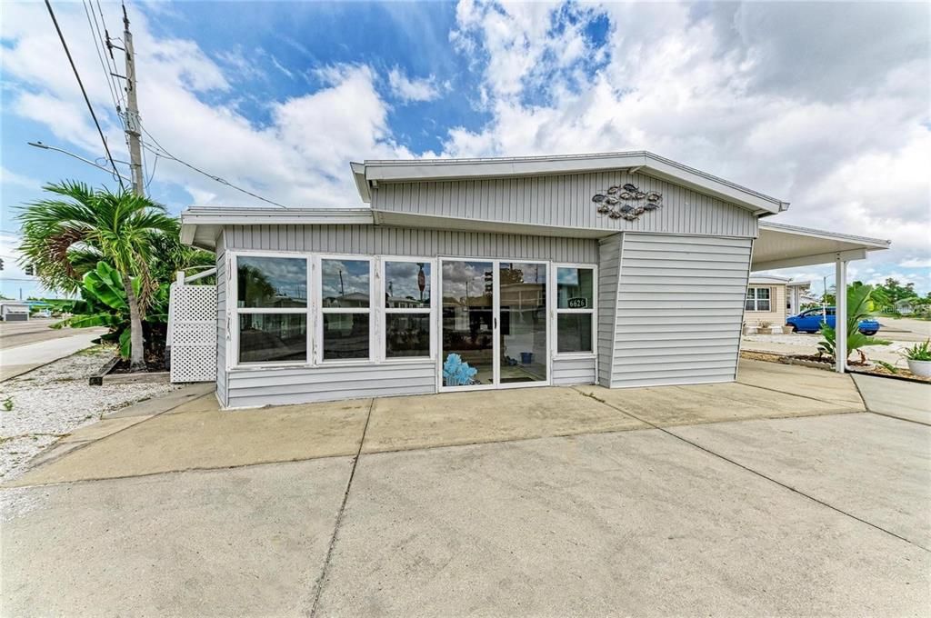 For Sale: $139,900 (2 beds, 2 baths, 2083 Square Feet)