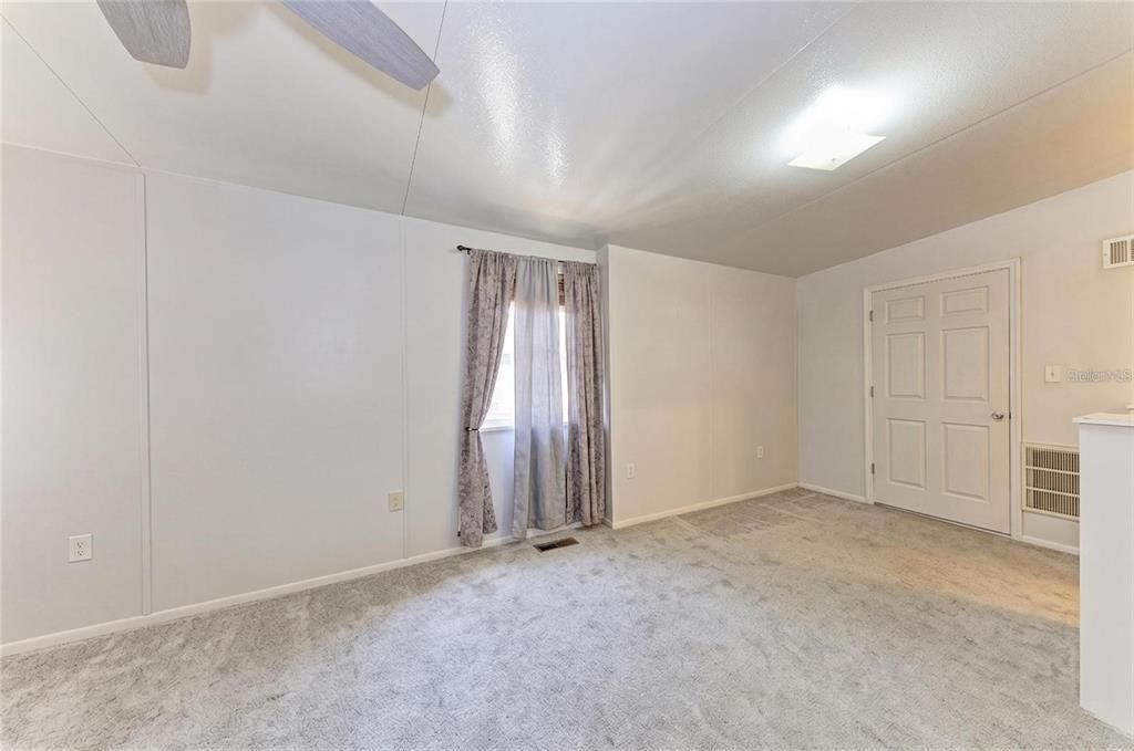 For Sale: $139,900 (2 beds, 2 baths, 2083 Square Feet)