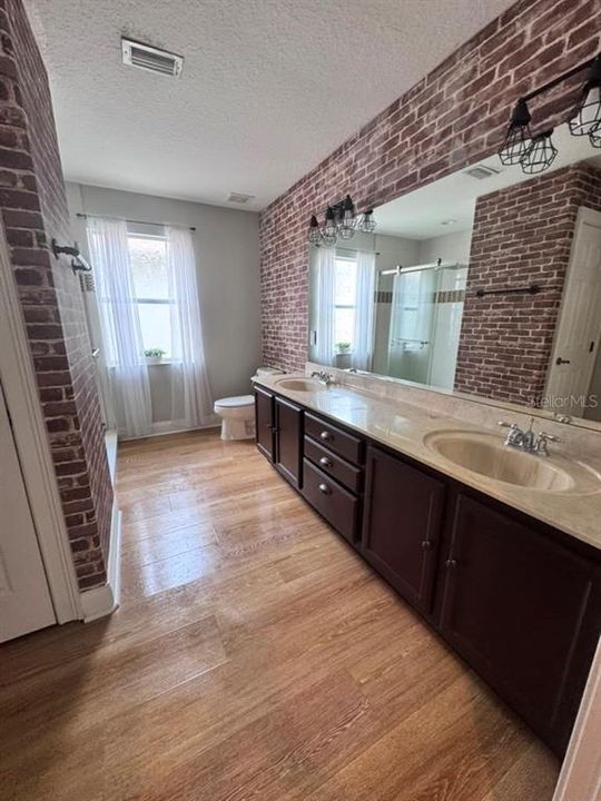 En Venta: $710,000 (4 camas, 3 baños, 2850 Pies cuadrados)