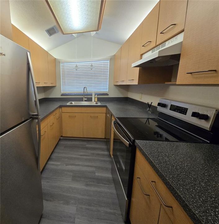 For Sale: $108,750 (1 beds, 1 baths, 808 Square Feet)
