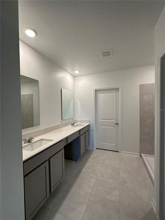 For Rent: $2,690 (5 beds, 2 baths, 2894 Square Feet)