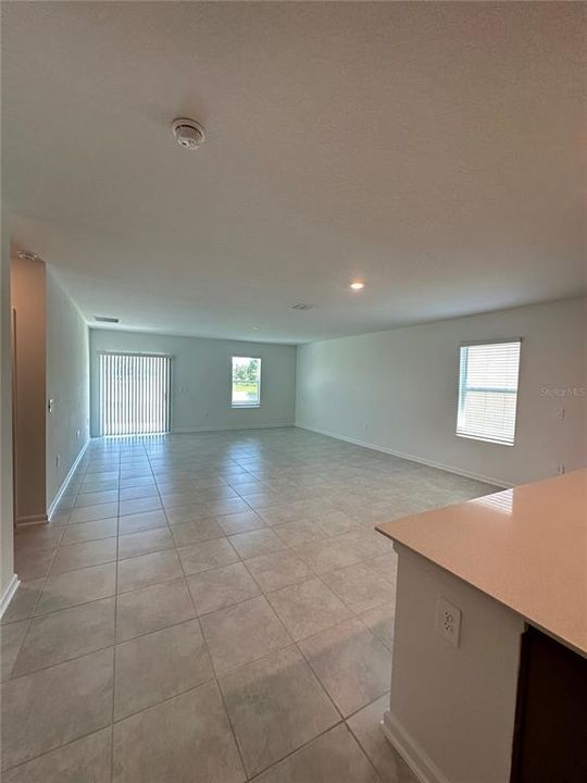 For Rent: $2,690 (5 beds, 2 baths, 2894 Square Feet)