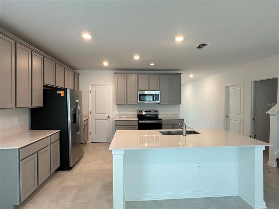 For Rent: $2,690 (5 beds, 2 baths, 2894 Square Feet)