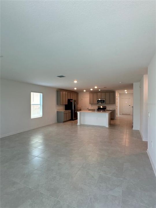 For Rent: $2,690 (5 beds, 2 baths, 2894 Square Feet)