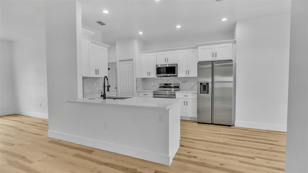 Activo con contrato: $387,997 (4 camas, 2 baños, 2125 Pies cuadrados)