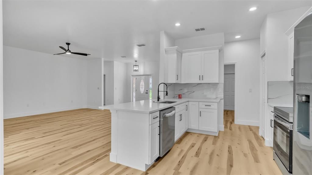 Activo con contrato: $387,997 (4 camas, 2 baños, 2125 Pies cuadrados)