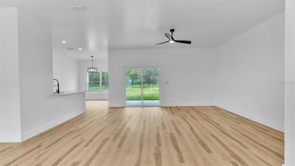 Activo con contrato: $387,997 (4 camas, 2 baños, 2125 Pies cuadrados)