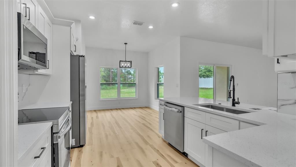 Activo con contrato: $387,997 (4 camas, 2 baños, 2125 Pies cuadrados)
