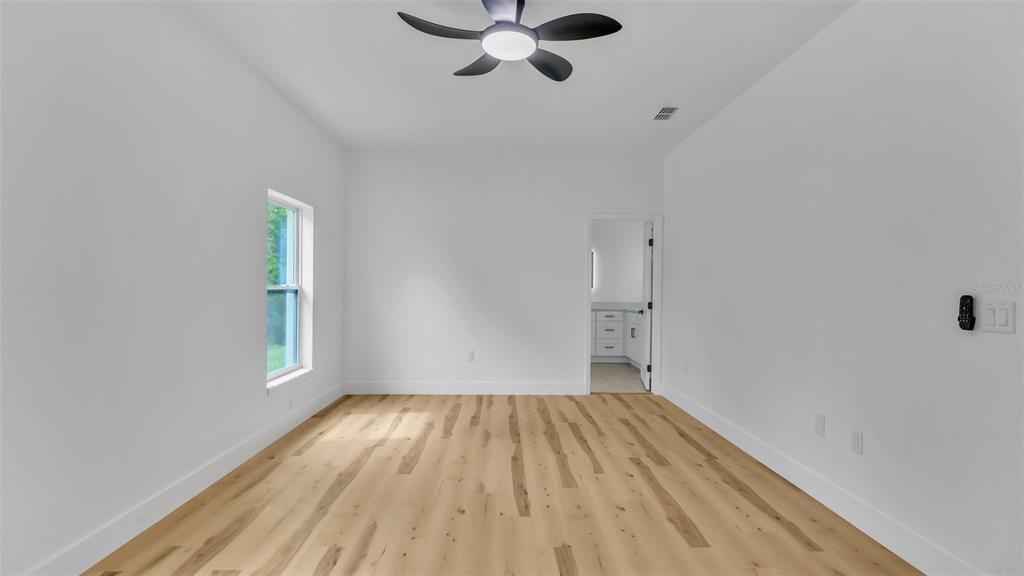 Activo con contrato: $387,997 (4 camas, 2 baños, 2125 Pies cuadrados)