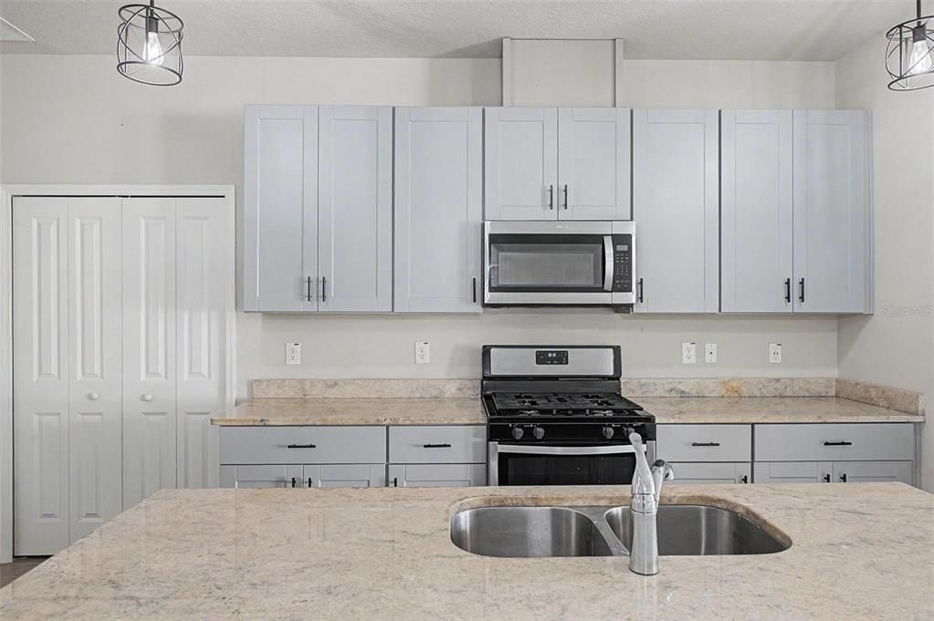 For Sale: $399,900 (4 beds, 2 baths, 2164 Square Feet)