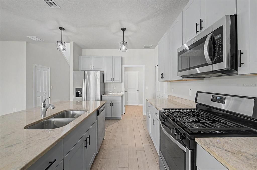 For Sale: $399,900 (4 beds, 2 baths, 2164 Square Feet)