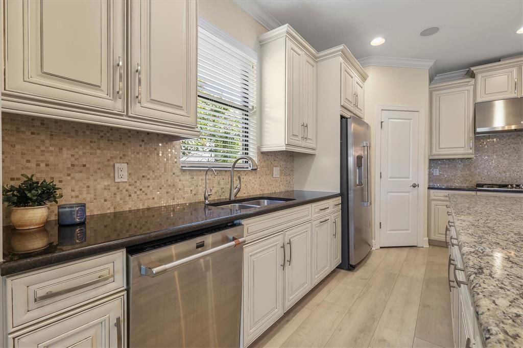 For Sale: $959,000 (3 beds, 3 baths, 2275 Square Feet)