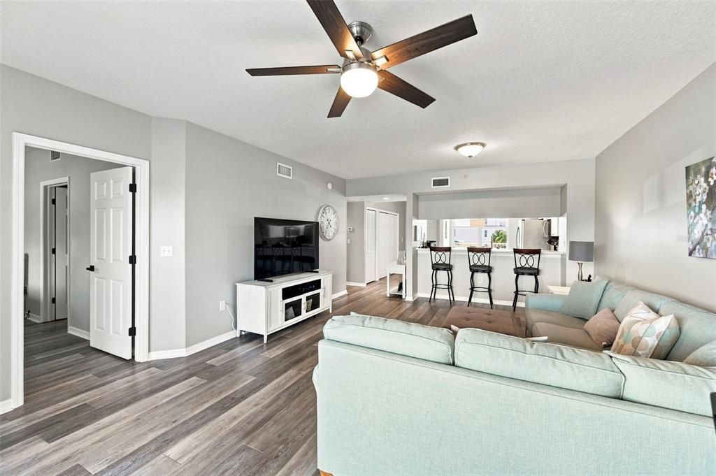For Sale: $318,500 (2 beds, 2 baths, 1320 Square Feet)