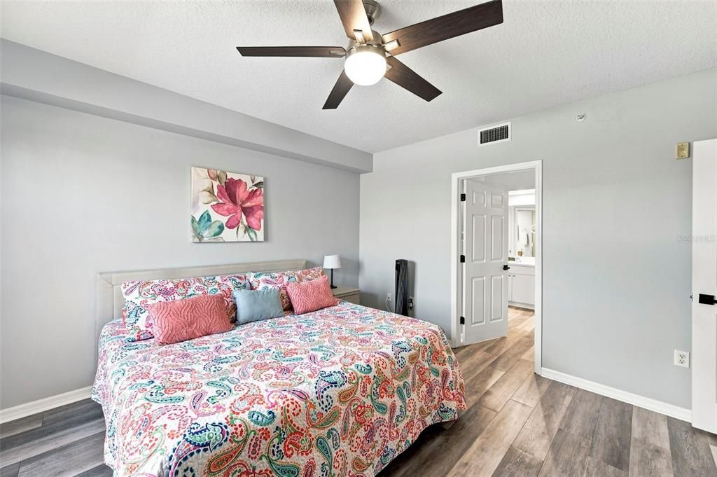 For Sale: $318,500 (2 beds, 2 baths, 1320 Square Feet)