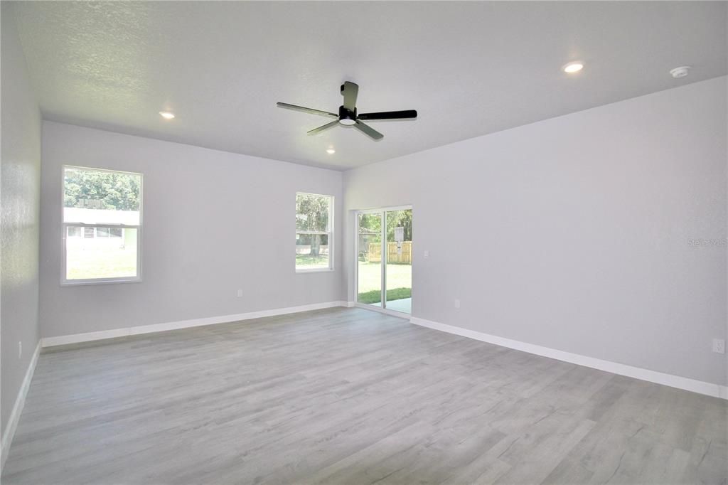 For Rent: $2,450 (3 beds, 3 baths, 1723 Square Feet)