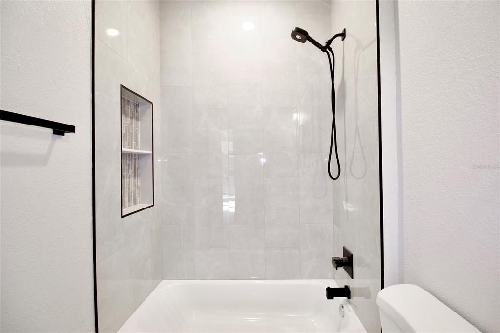 For Rent: $2,450 (3 beds, 3 baths, 1723 Square Feet)