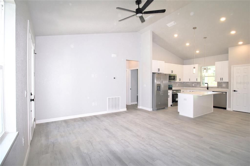 For Rent: $2,450 (3 beds, 3 baths, 1723 Square Feet)