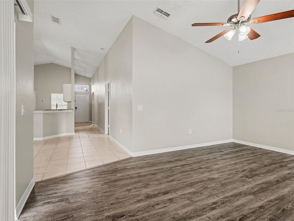 En Venta: $299,900 (4 camas, 2 baños, 1685 Pies cuadrados)